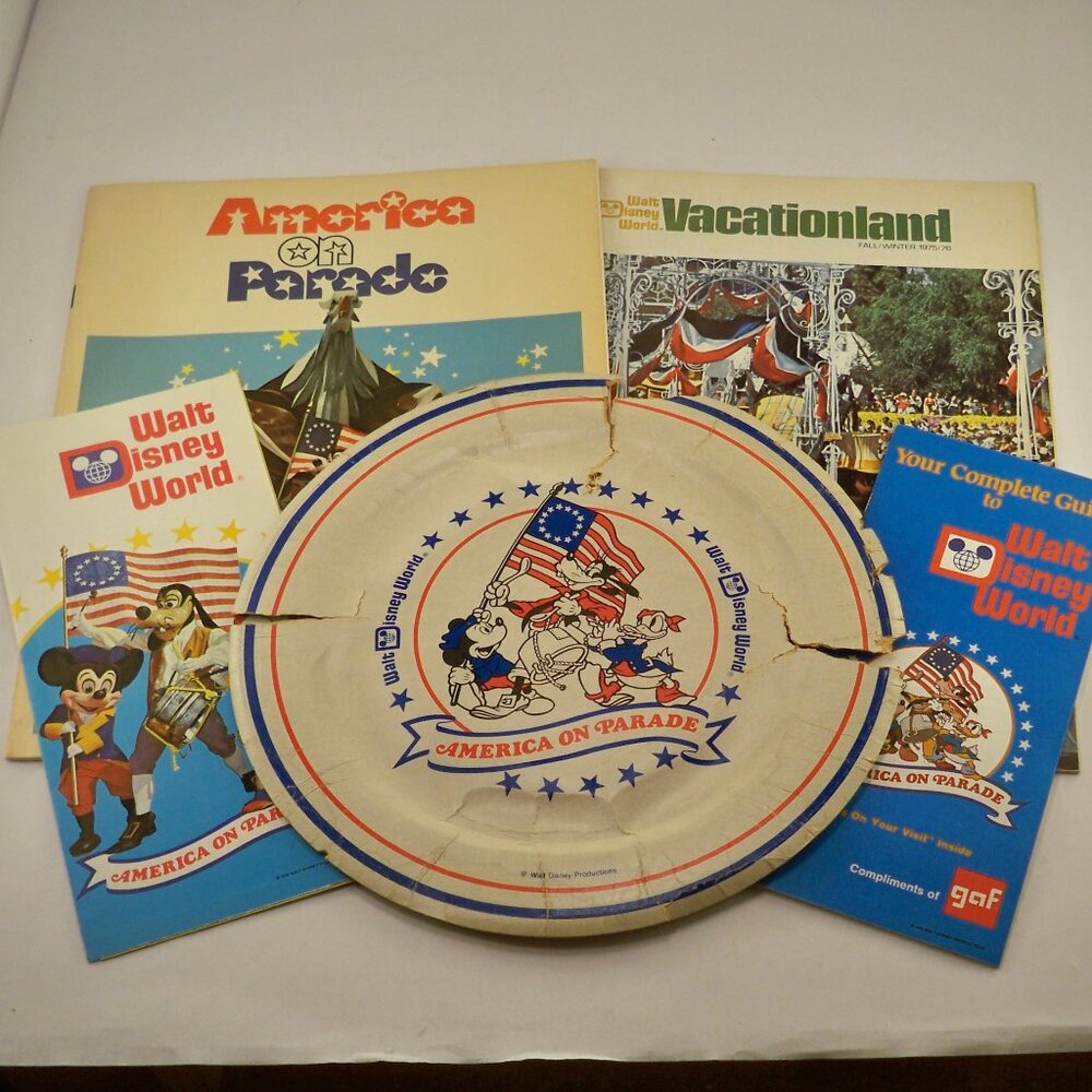 Disney World Guide, *Vacationland, America on Parade, plat 1975 Vintage Ephemera
